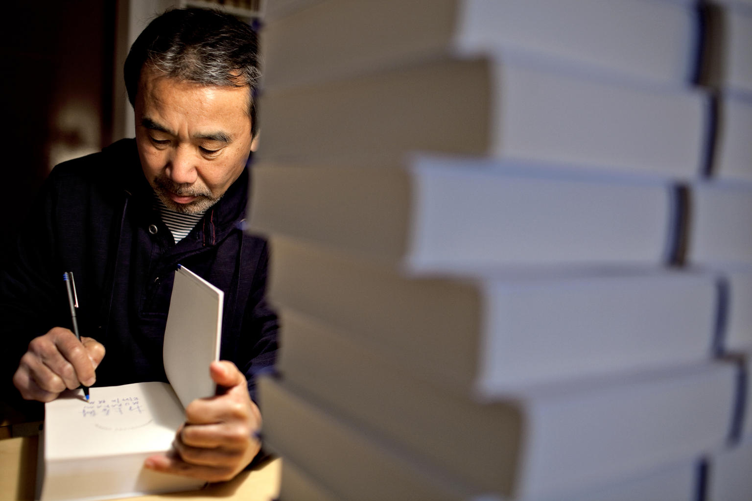 Murakami mentre firma del copie del suo libro